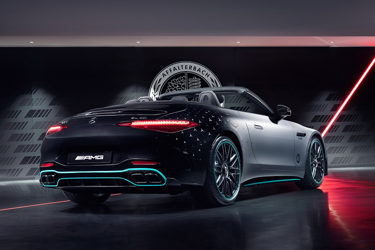 Mercedes-AMG SL63 Motorsport đặc biệt sở hữu lớp sơn hai tông màu đen Obsidian Black và màu bạc High-Tech Silver. Điểm nhấn hoạ tiết của xe là viền xanh chủ đề Aqua Petronas và logo ngôi sao ba cánh của Mercedes-Benz. Bản đặc biệt Mercedes-AMG SL63 trang bị bộ mâm hợp kim 10 chấu kép kích thước lớn 21 inch sơn đen mờ với vành màu xanh Petronas.