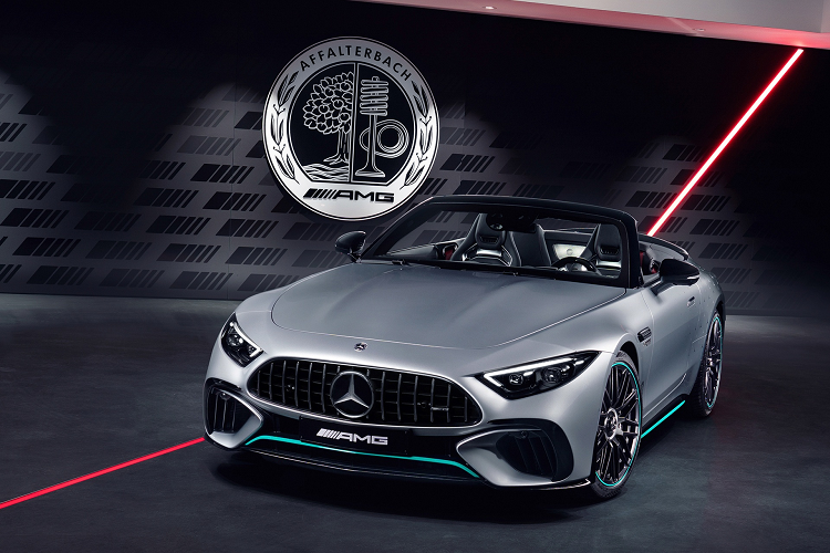 Khả năng tăng tốc từ 0-100 km/h của Mercedes-AMG SL 63 4MATIC+ trong 3,6 giây, tốc độ tối đa 315 km/h. Giá xe Mercedes-Benz SL63 Motorsport Collectors Edition 2023 chưa được công bố, xe sẽ giới hạn 100 chiếc.