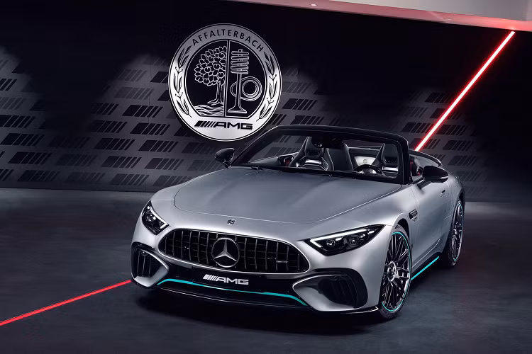 Khả năng tăng tốc từ 0-100 km/h của Mercedes-AMG SL 63 4MATIC+ trong 3,6 giây, tốc độ tối đa 315 km/h. Giá xe Mercedes-Benz SL63 Motorsport Collectors Edition 2023 chưa được công bố, xe sẽ giới hạn 100 chiếc.