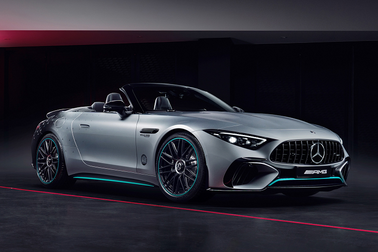 Nội thất của SL63 Motorsport Collectors Edition 2023 nổi bật với ghế thể thao của AMG Performance bọc da Nappa và sợi Microcut, chỉ khâu tương phản. Vô lăng AMG làm từ sợi carbon có chứ năng sưởi và đo tốc độ AMG Track Pace cùng với hệ thống âm thanh cao cấp.