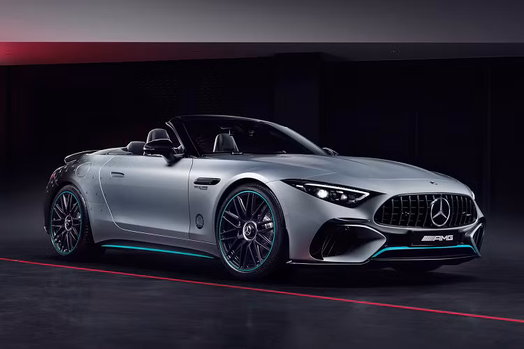 Nội thất của SL63 Motorsport Collectors Edition 2023 nổi bật với ghế thể thao của AMG Performance bọc da Nappa và sợi Microcut, chỉ khâu tương phản. Vô lăng AMG làm từ sợi carbon có chứ năng sưởi và đo tốc độ AMG Track Pace cùng với hệ thống âm thanh cao cấp.