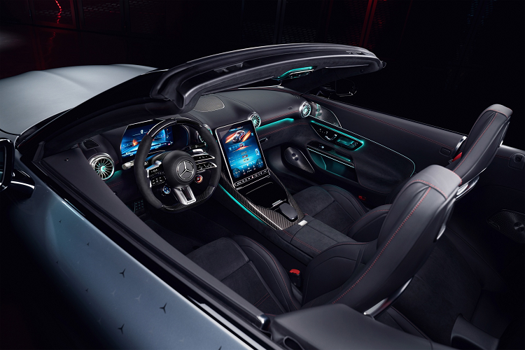 Với gói khí động học AMG Aerodynamics được trang bị tiêu chuẩn, giúp phần đầu xe ấn tượng thể thao và bộ khuếch tán phía sau lớn hơn, đồng thời các cánh gió chủ động dưới nắp capo sẽ cả thiện lực ép và giảm lực cản.