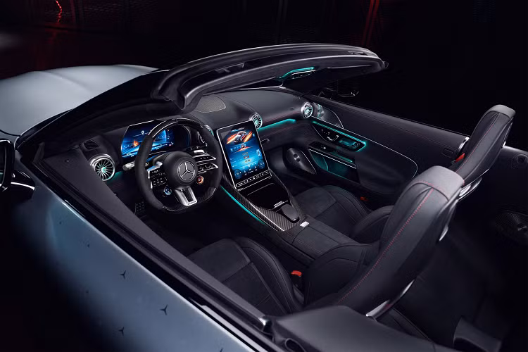 Với gói khí động học AMG Aerodynamics được trang bị tiêu chuẩn, giúp phần đầu xe ấn tượng thể thao và bộ khuếch tán phía sau lớn hơn, đồng thời các cánh gió chủ động dưới nắp capo sẽ cả thiện lực ép và giảm lực cản.