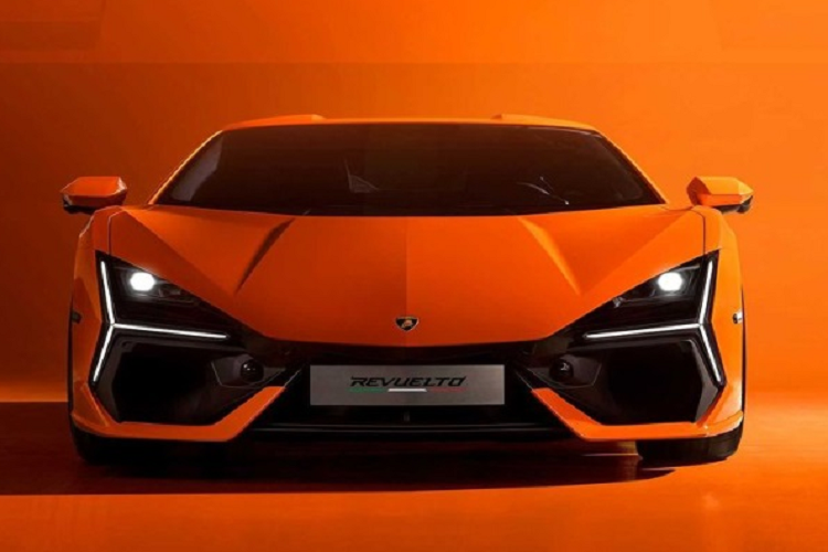 Siêu xe Lamborghini Revuelto vẫn sử dụng động cơ truyền thống V12 6.5L nhưng cho hiệu suất mạnh hơn đáng kể với công suất 814 mã lực, 725 Nm mô-men xoắn nhờ đó mà trở thành mẫu xe thương mại mạnh nhất của hãng vượt qua cả đàn anh Lamborghini Aventador LP780-4 Ultimae chỉ có 768 mã lực.