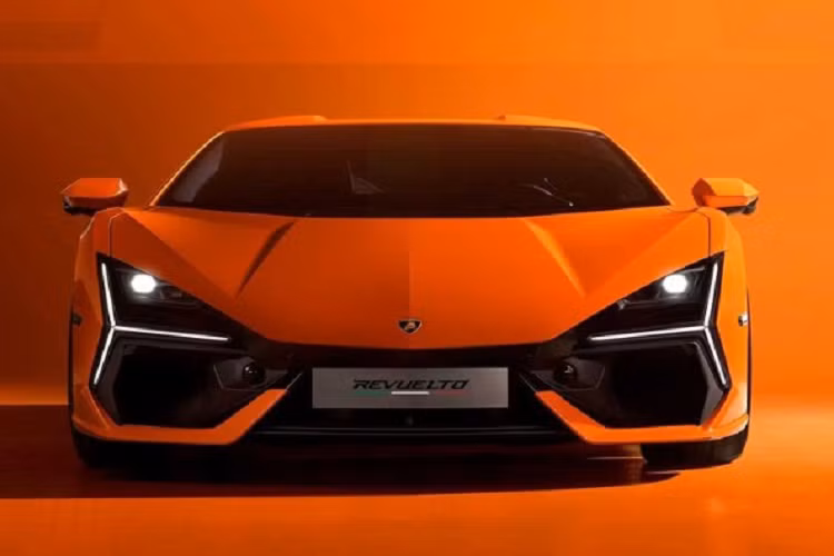 Siêu xe Lamborghini Revuelto vẫn sử dụng động cơ truyền thống V12 6.5L nhưng cho hiệu suất mạnh hơn đáng kể với công suất 814 mã lực, 725 Nm mô-men xoắn nhờ đó mà trở thành mẫu xe thương mại mạnh nhất của hãng vượt qua cả đàn anh Lamborghini Aventador LP780-4 Ultimae chỉ có 768 mã lực.
