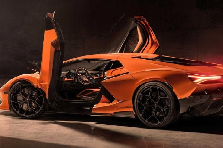 Ngoài ra, Lamborghini Revuelto có hệ thống hybrid với 3 mô tơ điện trong đó có 2 mô tơ đặt trục trước và một đặt tại hộp số ly hợp kép 8 cấp truyền động trục sau tạo thành hệ dẫn động 2 cầu cho xe. Nhờ đó mà mẫu siêu xe này có tới 1.001 mã lực khi vận hành song song hai hệ truyền động trên.