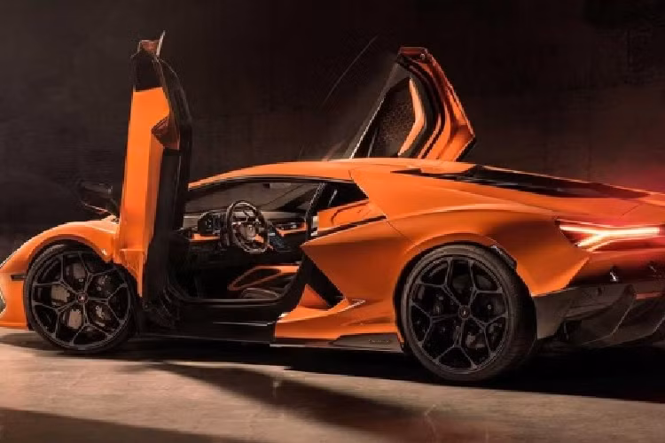 Ngoài ra, Lamborghini Revuelto có hệ thống hybrid với 3 mô tơ điện trong đó có 2 mô tơ đặt trục trước và một đặt tại hộp số ly hợp kép 8 cấp truyền động trục sau tạo thành hệ dẫn động 2 cầu cho xe. Nhờ đó mà mẫu siêu xe này có tới 1.001 mã lực khi vận hành song song hai hệ truyền động trên.