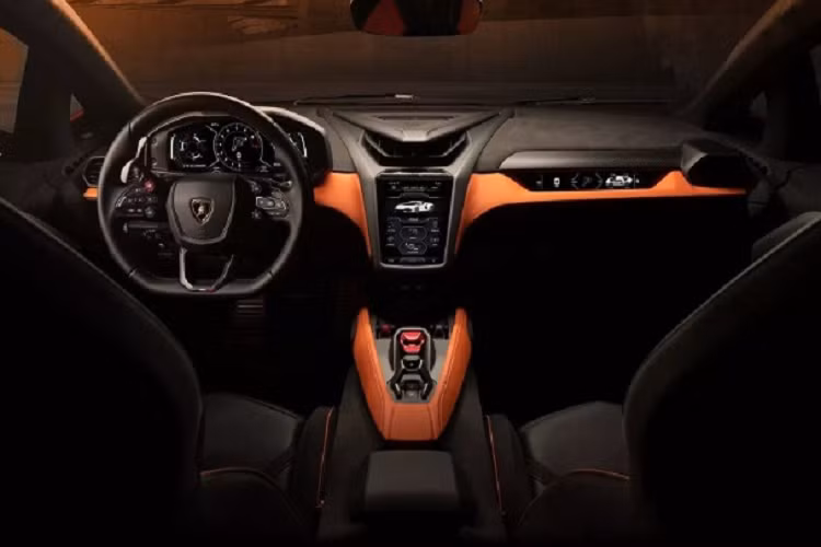 Thêm nữa, Lamborghini Revuelto có thể vận hành thuần điện hoàn toàn để tối ưu nhiên liệu cũng như giảm tối đa tiếng ồn. Khi đó Lamborghini Revuelto chỉ có hiệu suất 178 mã lực nếu chạy thuần điện với khối pin có dung lượng 3.8 kWh có sạc đầy trong 6 phút khi đang chạy hoặc 30 phút khi cắm điện.