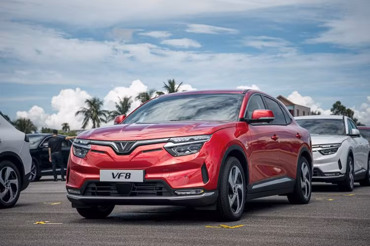 Oto dien “tren co” xe xang mua mua sam cuoi nam nho uu dai khung-Hinh-2