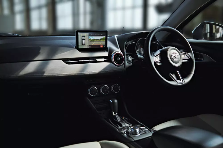 Bên trong xe, 2 bản thấp của Mazda CX-3 2024 có thêm tính năng kết nối Apple CarPlay không dây. Cả 3 phiên bản đều dùng màn hình cảm ứng trung tâm 8 inch, hệ thống âm thanh 6 loa và 2 cổng USB.