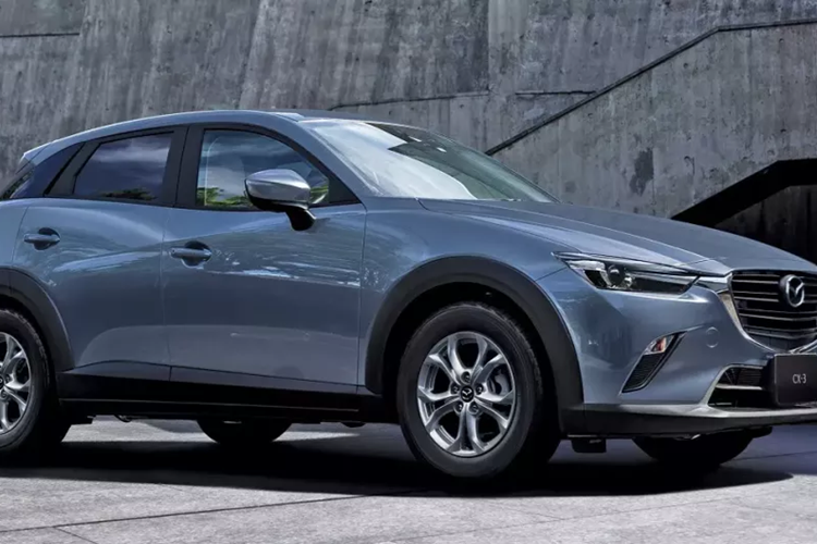 So với phiên bản cũ, Mazda CX-3 2024 bản tiêu chuẩn dành cho thị trường Malaysia có những trang bị nâng cấp như đèn pha LED với tính năng tự động bật/tắt, tự động điều chỉnh luồng sáng cao/thấp, đèn LED định vị ban ngày và gương chiếu hậu chỉnh điện/tự động gập/tích hợp đèn báo rẽ.