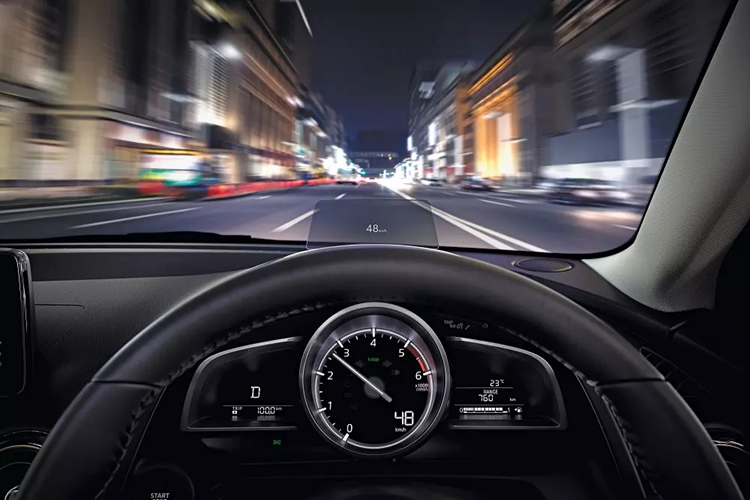 Ngoài ra, 2 bản thấp còn được trang bị camera lùi trong khi bản cao cấp nhất sở hữu camera 360 độ, sạc điện thoại không dây, màn hình hiển thị thông tin kính lái HUD, cửa sổ trời chỉnh điện và gương chiếu hậu chống chói tự động.