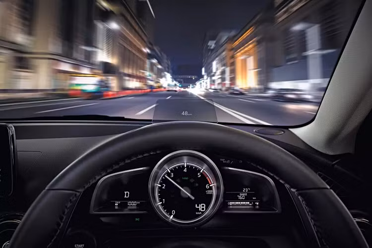 Ngoài ra, 2 bản thấp còn được trang bị camera lùi trong khi bản cao cấp nhất sở hữu camera 360 độ, sạc điện thoại không dây, màn hình hiển thị thông tin kính lái HUD, cửa sổ trời chỉnh điện và gương chiếu hậu chống chói tự động.