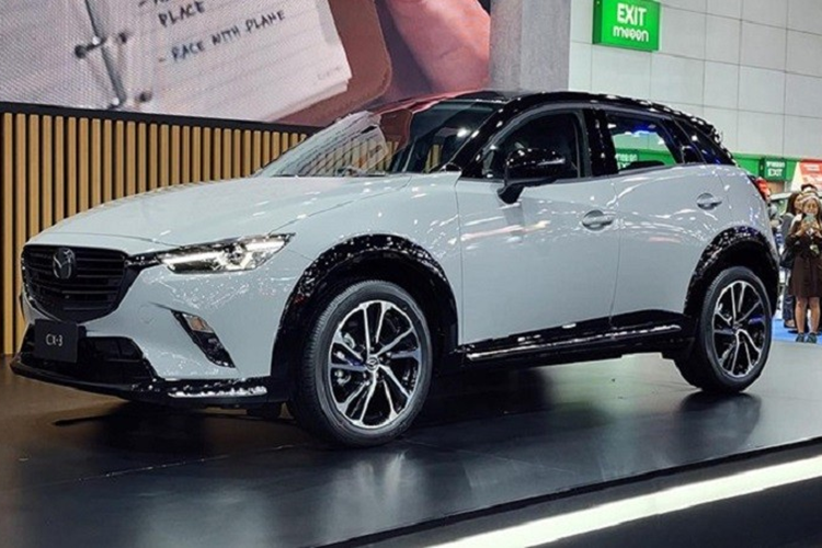 Nằm bên dưới nắp ca-pô của Mazda CX-3 2024 tại thị trường Malaysia là 2 tùy chọn động cơ xăng 4 xi-lanh, hút khí tự nhiên với dung tích 1.5L và 2.0L. Động cơ 1.5L cho công suất tối đa 114 mã lực và mô-men xoắn cực đại 149 Nm. Hai con số tương ứng của động cơ 2.0L là 154 mã lực và 206 Nm.