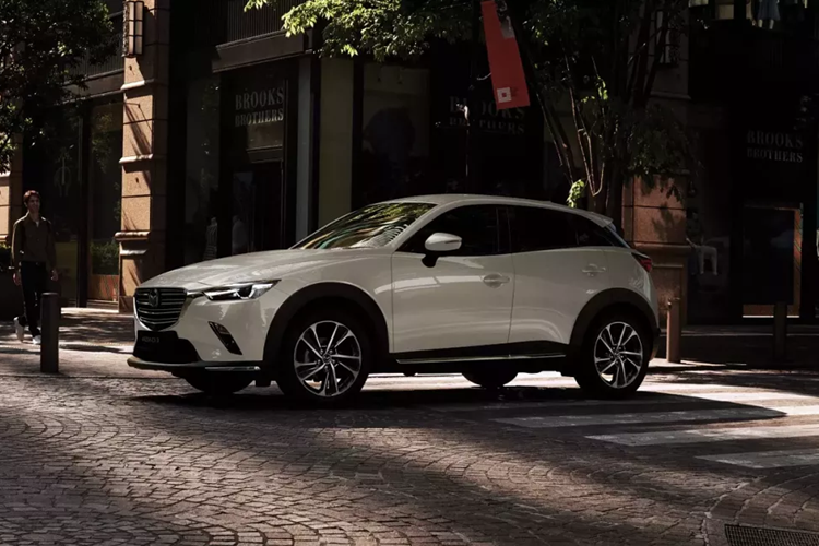 Trong khi đó, bản 2.0G High được trang bị thêm tính năng cảnh báo người lái mất tập trung và 4 cảm biến hỗ trợ đỗ xe phía trước. Dù ở phiên bản nào, xe cũng có 6 túi khí thay vì 2 túi khí ở bản tiêu chuẩn như trước và 4 cảm biến sau.