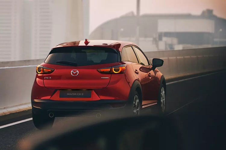 Có thể thấy rằng mẫu xe này đắt hơn đáng kể so với Mazda CX-3 bán ở Việt Nam (từ 524 - 644 triệu đồng). Bước sang phiên bản mới, mẫu SUV cỡ B này không thay đổi về mặt thiết kế. Thay vào đó, hãng Mazda chỉ cập nhật thêm các tính năng tiện nghi và an toàn cho xe.