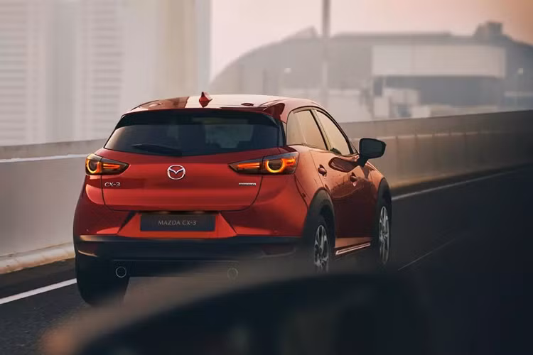 Có thể thấy rằng mẫu xe này đắt hơn đáng kể so với Mazda CX-3 bán ở Việt Nam (từ 524 - 644 triệu đồng). Bước sang phiên bản mới, mẫu SUV cỡ B này không thay đổi về mặt thiết kế. Thay vào đó, hãng Mazda chỉ cập nhật thêm các tính năng tiện nghi và an toàn cho xe.