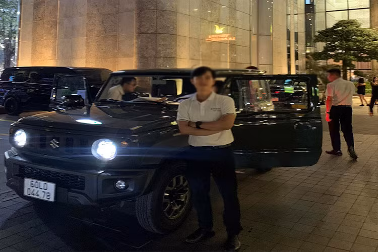 Mới đây, một tài khoản cá nhân tên N.T.A đã chia sẻ lên mạng xã hội hình ảnh của chiếc Suzuki Jimny 2023 chính hãng đang đỗ tại toà Landmark 81 (TP.HCM). Theo đó, chiếc Suzuki Jimny này mang biển số “60LD-044.78” - đây là biển số liên doanh đăng ký tại tỉnh Đồng Nai, được Suzuki Việt Nam đăng ký các mẫu xe thuộc sở hữu của công ty.