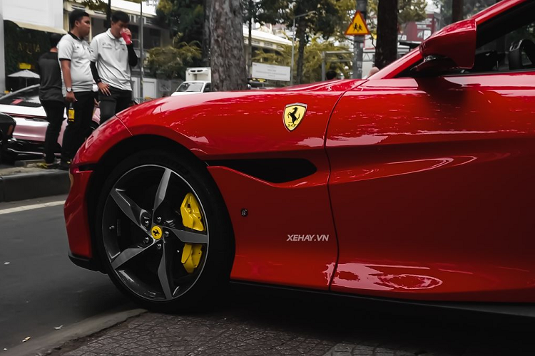 Xe được trang bị khối động cơ V8, tăng áp kép, dung tích 3.9 lít nhưng đã được tinh chỉnh lại nhằm cho công suất tối đa 612 mã lực, tăng 20 mã lực và mô-men xoắn cực đại của siêu xe này là 760 Nm. Khối động cơ này đi kèm hộp số tự động 8 cấp với bộ côn nhỏ hơn 20%. Mức giá xe Ferrari Portofino M nhập khẩu tư nhân khoảng hơn 15 tỷ đồng.