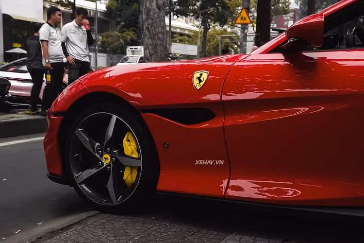 Xe được trang bị khối động cơ V8, tăng áp kép, dung tích 3.9 lít nhưng đã được tinh chỉnh lại nhằm cho công suất tối đa 612 mã lực, tăng 20 mã lực và mô-men xoắn cực đại của siêu xe này là 760 Nm. Khối động cơ này đi kèm hộp số tự động 8 cấp với bộ côn nhỏ hơn 20%. Mức giá xe Ferrari Portofino M nhập khẩu tư nhân khoảng hơn 15 tỷ đồng.