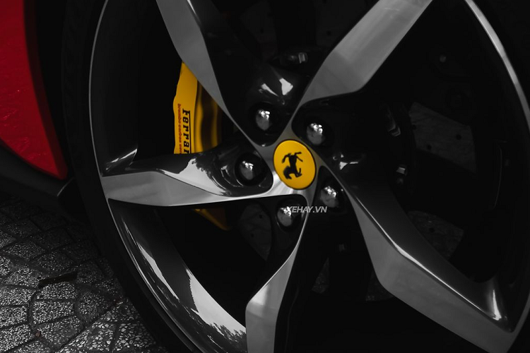 Bên trong cabin, Ferrari Portofino M có cấu hình 2+2 đặc trưng với 2 hàng ghế sau chỉ phù hợp cho trẻ em ngồi. Các trang bị nổi bật có thể kể đến trên Ferrari Portofino M gồm: màn hình cảm ứng kích thước 10,25 inch, ghế chỉnh điện, loa JBL, một màn hình phụ và vô-lăng tích hợp các nút chức năng.