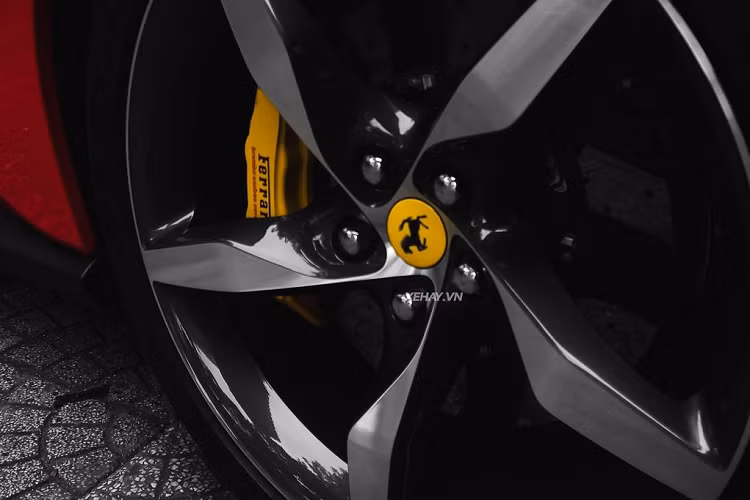 Bên trong cabin, Ferrari Portofino M có cấu hình 2+2 đặc trưng với 2 hàng ghế sau chỉ phù hợp cho trẻ em ngồi. Các trang bị nổi bật có thể kể đến trên Ferrari Portofino M gồm: màn hình cảm ứng kích thước 10,25 inch, ghế chỉnh điện, loa JBL, một màn hình phụ và vô-lăng tích hợp các nút chức năng.