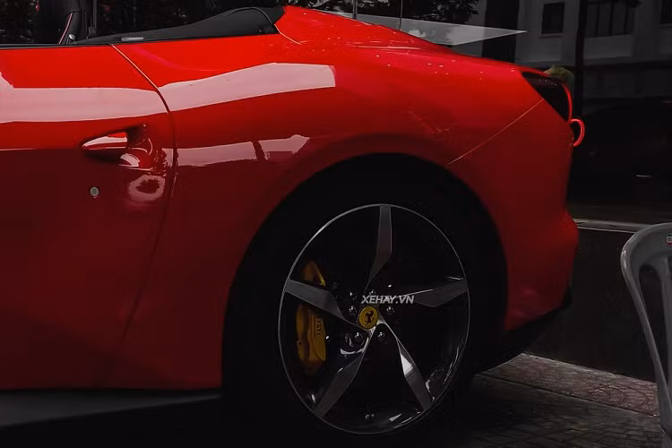 Ferrari Portofino M được trang bị bộ mâm 5 chấu hợp kim được thiết kế độc quyền. Bộ mâm này có kích thước 20 inch ở cả bánh trước và bánh sau. Xe được trang bị hệ thống phanh với đĩa phanh bằng gốm - sợi carbon, cùm phanh 6 piston ở bánh trước và 4 piston ở bánh sau.