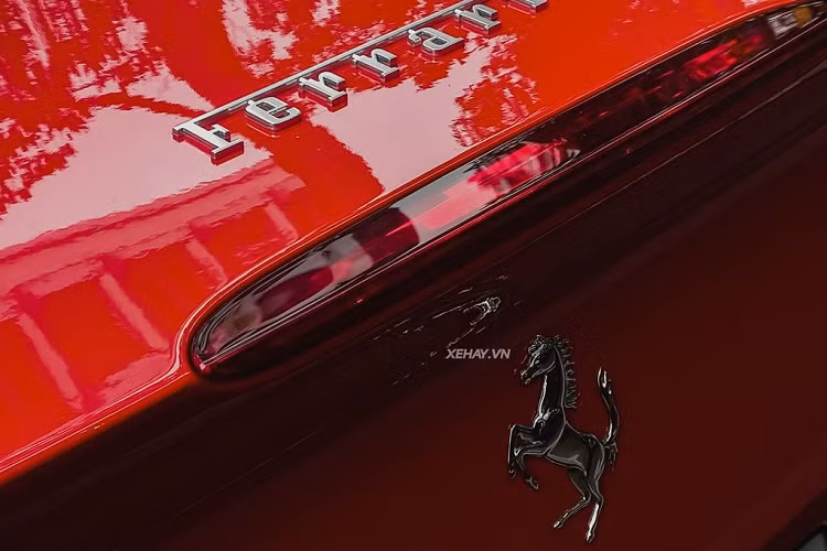 Di chuyển ra phía đuôi xe, Ferrari Portofino M được thiết kế lại hoàn toàn phần cản sau, mang đến cái nhìn hài hoà và mạch lạc hơn. Hai bộ giảm thanh phía sau được Ferrari loại bỏ ra khỏi bản nâng cấp này và trang bị thêm một bộ lọc hạt (GPF) để đáp ứng các quy định về khí thải Euro 6 sắp tới. Cuối cùng là hệ thống xả được tinh chỉnh mới.