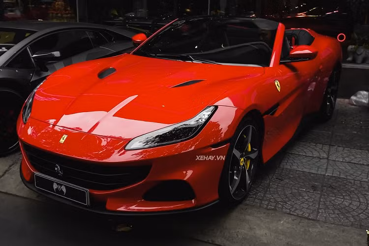  Ferrari Portofino M tại Việt Nam là phiên bản nâng cấp giữa vòng đời (facelift) được ra mắt từ năm 2020, nhằm thay thế phiên bản cũ là Portofino. Điều này được thể hiện ngay trong tên gọi của xe, chữ “M” là viết tắt của “Modificata”, chỉ sự “tinh chỉnh” trong tiếng Ý.
