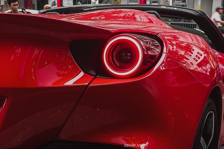 Nhìn ngang hông xe, chắc hẳn nhiều người sẽ cảm thấy khó phân biệt giữa Ferrari Portofino M với Portofino bởi hai mẫu xe gần như không có điểm khác biệt lớn. Bởi hãng xe Ý chỉ bổ sung thêm khe gió nhỏ ở vòm bánh trước, tạo nên sự thống nhất với khe thoát gió nằm dưới cột A.