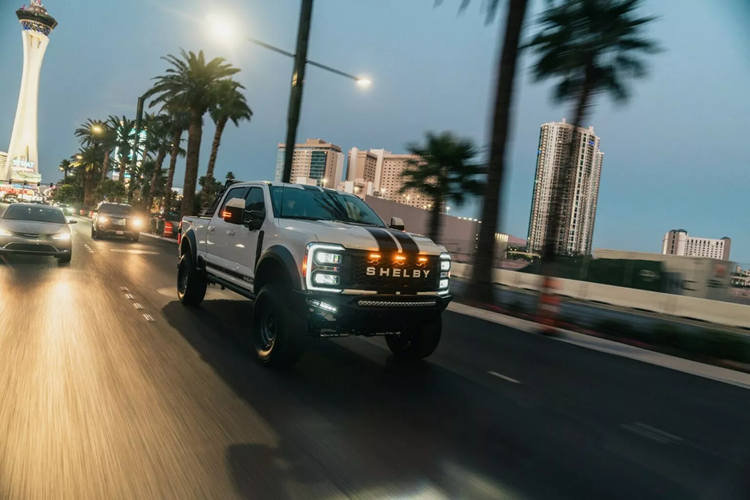 Số thứ tự se-ri của xe sẽ được đánh dấu bên trong cabon. Mức giá xe Ford Shelby F-250 Super Baja không hề rẻ, nó được bán ra từ 154,995 USD (tương đương 3,8 tỷ đồng).