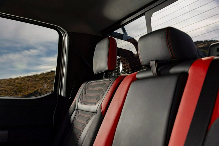 Khu vực thùng xe có thể thanh thể thao không chỉ có ray lắp lốp dự phòng mà còn bổ sung thành LED bar kích thước 50 inch. Những điểm nhấn khác gồm dải kẻ sọc, lớp phủ thùng xe…