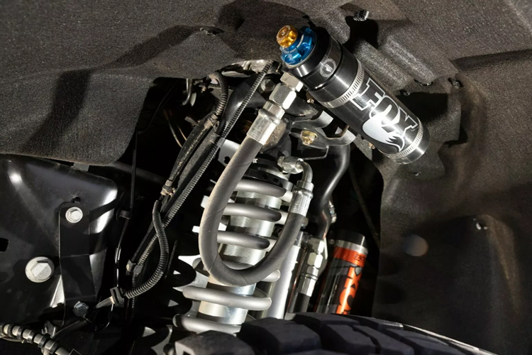  Siêu bán tải Ford Shelby F-250 Super Baja trang bị bộ mâm 20 inch kết hợp lốp BFGoodrich 37 inch. Những nâng cấp không chỉ dừng lại ở đó, chiếc xe còn được trang bị cản thép phía trước thiết kế táo bào cùng với phần vè được sơn màu.