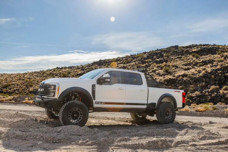Shelby American đã giới thiệu chiếc Ford Shelby F-250 Super Bajai 2024 mới được dựa trên bản F-250 Lariat 4×4 với hệ thống treo chuyên dụng dành cho off-road. Trong đó có hệ thống treo BDS tùy chỉnh, càng trước mới và bộ giảm chấn Fox 2.0 kép.