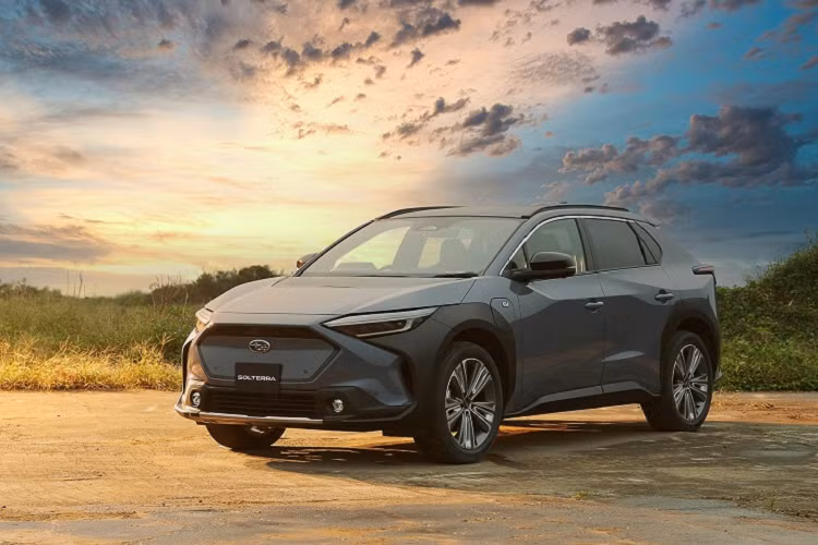 Tuy nhiên các kĩ thuật viên đã vặn chặt quá mức khiến xe Subaru Solterra 2023 chạy điện có thể nguy hiểm khi vào cua hoặc phanh gấp nên hãng đã phải tiếp tục triệu hồi lần 2.