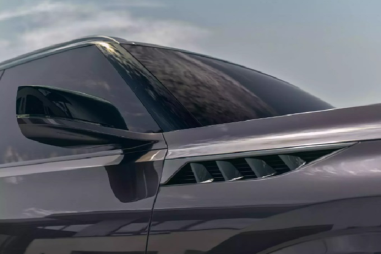 Hiện hãng xe nước Nhật mới chỉ cho người dùng chiêm ngưỡng ngoại thất của xe. Các chi tiết nội thất và động cơ vẫn chưa được tiết lộ.