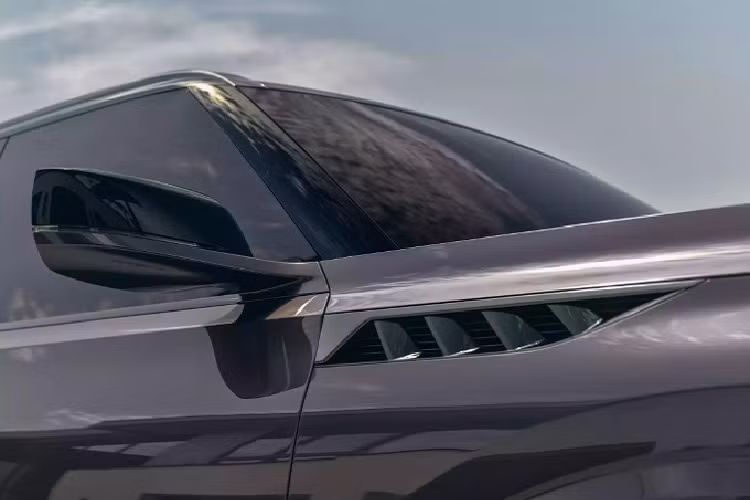 Hiện hãng xe nước Nhật mới chỉ cho người dùng chiêm ngưỡng ngoại thất của xe. Các chi tiết nội thất và động cơ vẫn chưa được tiết lộ.