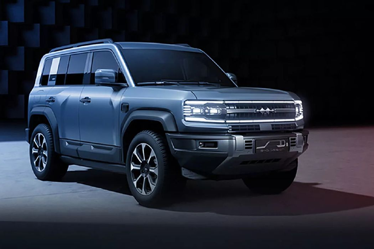 Chiếc xe thứ 6 triệu của BYD là Fang Cheng Bao Leopard 5, vừa được đưa ra khỏi dây chuyền sản xuất tại nhà máy Zhengzhou. Chiếc SUV plug-in hybrid này nhỏ hơn một chút so với Toyota Land Cruiser Prado và được ra mắt lần đầu vào tháng 8 năm ngoái.