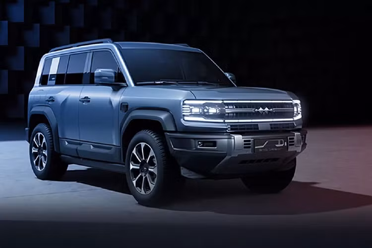 Chiếc xe thứ 6 triệu của BYD là Fang Cheng Bao Leopard 5, vừa được đưa ra khỏi dây chuyền sản xuất tại nhà máy Zhengzhou. Chiếc SUV plug-in hybrid này nhỏ hơn một chút so với Toyota Land Cruiser Prado và được ra mắt lần đầu vào tháng 8 năm ngoái.