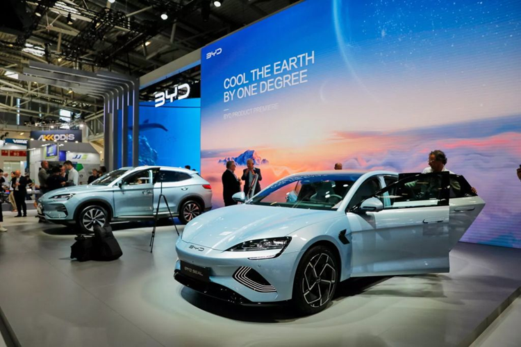 Ngoài Trung Quốc - thị trường có mức tiêu thụ lớn nhất của BYD, hãng còn xuất khẩu ôtô sang 57 quốc gia trên toàn thế giới. Là một phần trong chiến lược mở rộng toàn cầu, BYD có kế hoạch thành lập các nhà máy mới bên ngoài Trung Quốc, với các địa điểm bao gồm Thái Lan và Brazil. Đáng chú ý, BYD mới đây đã giới thiệu mẫu sedan Han tại Các Tiểu vương quốc Ả Rập Thống nhất và khánh thành phòng trưng bày hàng đầu mới tại Dubai.