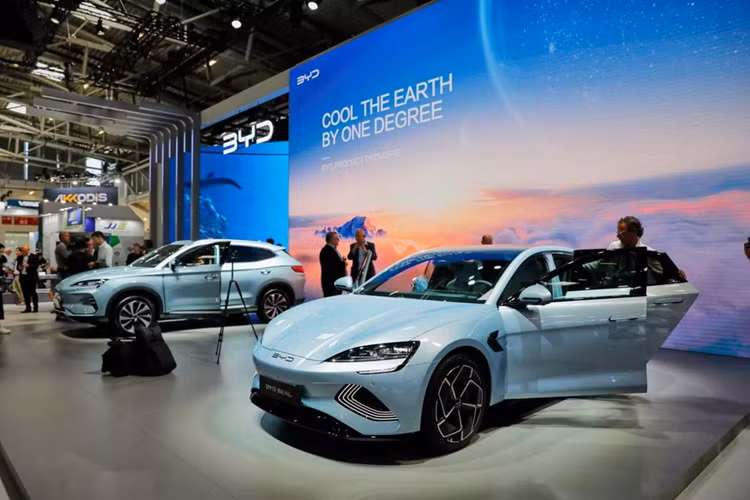 Ngoài Trung Quốc - thị trường có mức tiêu thụ lớn nhất của BYD, hãng còn xuất khẩu ôtô sang 57 quốc gia trên toàn thế giới. Là một phần trong chiến lược mở rộng toàn cầu, BYD có kế hoạch thành lập các nhà máy mới bên ngoài Trung Quốc, với các địa điểm bao gồm Thái Lan và Brazil. Đáng chú ý, BYD mới đây đã giới thiệu mẫu sedan Han tại Các Tiểu vương quốc Ả Rập Thống nhất và khánh thành phòng trưng bày hàng đầu mới tại Dubai.