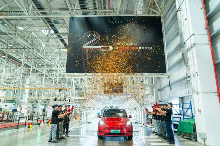 Nhìn vào các cột mốc sản xuất trước đây của BYD, có thể thấy rằng doanh số bán xe NEV đang tăng với tốc độ chưa từng có. Cụ thể hơn, BYD phải mất 13 năm để sản xuất 1 triệu chiếc NEV đầu tiên, chỉ 1 năm cho 1 triệu xe thứ hai và chỉ 6 tháng cho 1 triệu chiếc thứ ba.