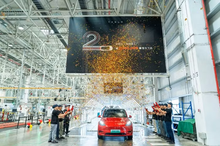 Nhìn vào các cột mốc sản xuất trước đây của BYD, có thể thấy rằng doanh số bán xe NEV đang tăng với tốc độ chưa từng có. Cụ thể hơn, BYD phải mất 13 năm để sản xuất 1 triệu chiếc NEV đầu tiên, chỉ 1 năm cho 1 triệu xe thứ hai và chỉ 6 tháng cho 1 triệu chiếc thứ ba.