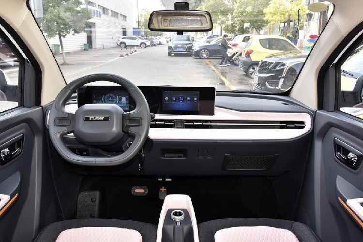 Đuôi xe BAW Yuanbao 2023 sử dụng cụm đèn hậu đa giác, nhưng vẫn sử dụng bóng halogen. Về kích thước thân xe, BAW Yuanbao 2023 có chiều dài, chiều rộng và chiều cao lần lượt là 3.162 mm x 1.498 x 1.585 mm, chiều dài cơ sở là 2.050 mm.