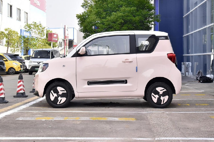 Cách đây 3 tháng, BAW (Beijing Automobile Works) đã tiết lộ giá bán trước của mẫu xe Yuanbao phiên bản 2023 với giá bán vô cùng hấp dẫn, tuy nhiên, phải đến ngày 1/6/2023, hãng xe Trung Quốc mới chính thức cho ra mắt chiếc xe "bé hạt tiêu" BAW Yuanbao 2023 mới.