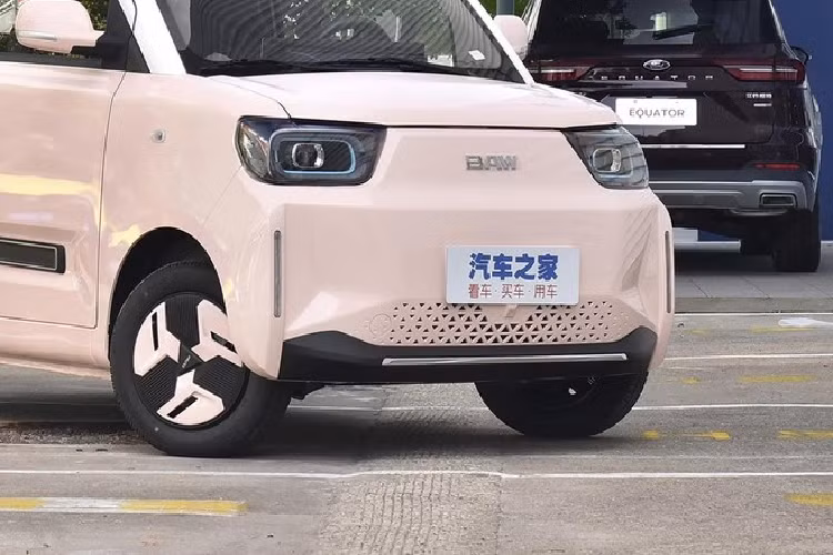 Về sức mạnh, BAW Yuanbao 2023 sử dụng động cơ đồng bộ nam châm vĩnh cửu có công suất tối đa là 20kW và 25kW, mô-men xoắn cực đại lần lượt là 85 Nm và 100 Nm, đồng thời được trang bị bộ pin lithium-ion với ba thông số kỹ thuật 9.6 kWh, 13.6 kWh, và 17,28 kWh, tương ứng với quãng đường có thể chạy được sau 1 lần sạc đầy là 120 km, 170 km và 220 km.