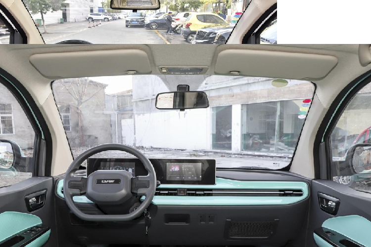 Mở cửa bước vào trong khoang lái, phong cách nội thất của BAW Yuanbao 2023 có thiết kế hơi đơn giản. Mẫu xe cao cấp sử dụng bảng điều khiển trung tâm dạng treo, xe có hai màn hình đều có kích thước 7 inch (có thể tùy chọn lên 10,25 inch).