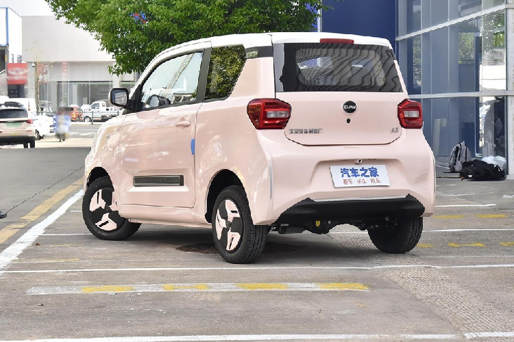 Là một chiếc ô tô cỡ nhỏ chạy điện thuần túy, BAW Yuanbao 2023 có thiết kế rất bắt mắt theo kiểu hình hộp vuông vức, mặt trước sử dụng đèn pha halogen hình chữ nhật tròn, thiết kế lưới tản nhiệt khép kín. Nhìn từ bên hông, xe có điểm nhấn với bộ mâm kích thước 13 inch, có 2 màu sơn là đen và hồng cá tính, thông số lốp 155/65.