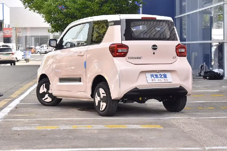 Là một chiếc ô tô cỡ nhỏ chạy điện thuần túy, BAW Yuanbao 2023 có thiết kế rất bắt mắt theo kiểu hình hộp vuông vức, mặt trước sử dụng đèn pha halogen hình chữ nhật tròn, thiết kế lưới tản nhiệt khép kín. Nhìn từ bên hông, xe có điểm nhấn với bộ mâm kích thước 13 inch, có 2 màu sơn là đen và hồng cá tính, thông số lốp 155/65.