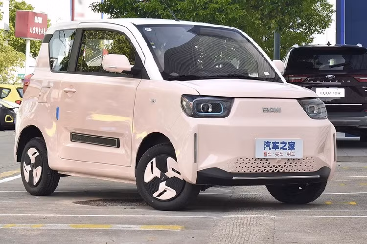 Cụ thể, BAW Yuanbao 2023 giá rẻ sẽ có 2 bản chính, mỗi bản sẽ có nhiều phiên bản khác nhau, trong đó, đây là lần đầu tiên mẫu xe này 1 phiên bản giá cực sốc, chỉ từ 98 triệu đồng, chưa bằng giá xe Honda SH150i tại Việt Nam, vì thế, nhiều người tin rằng BAW Yuanbao 2023 sẽ cháy hàng trong thời gian tới.